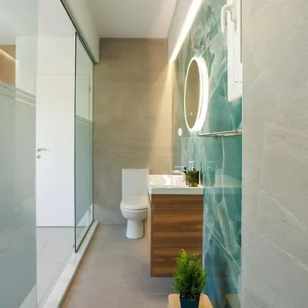 Wow, Design Apartment, Steps From Town Centre *