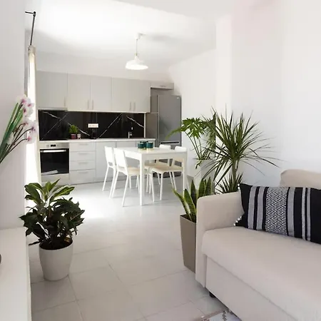 Wow, Design Apartment, Steps From Town Centre *